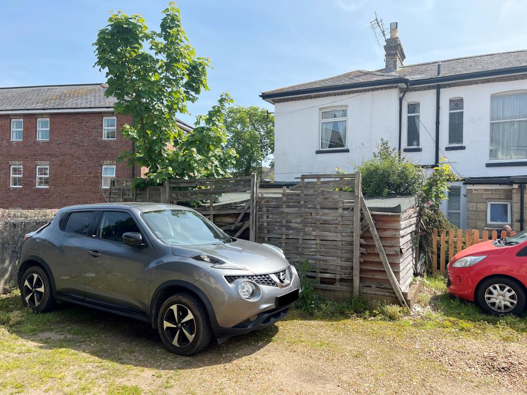 Lot: 100 - GROUND FLOOR GARDEN FLAT WITH PARKING FOR IMPROVEMENT - View to the rear and of the parking space